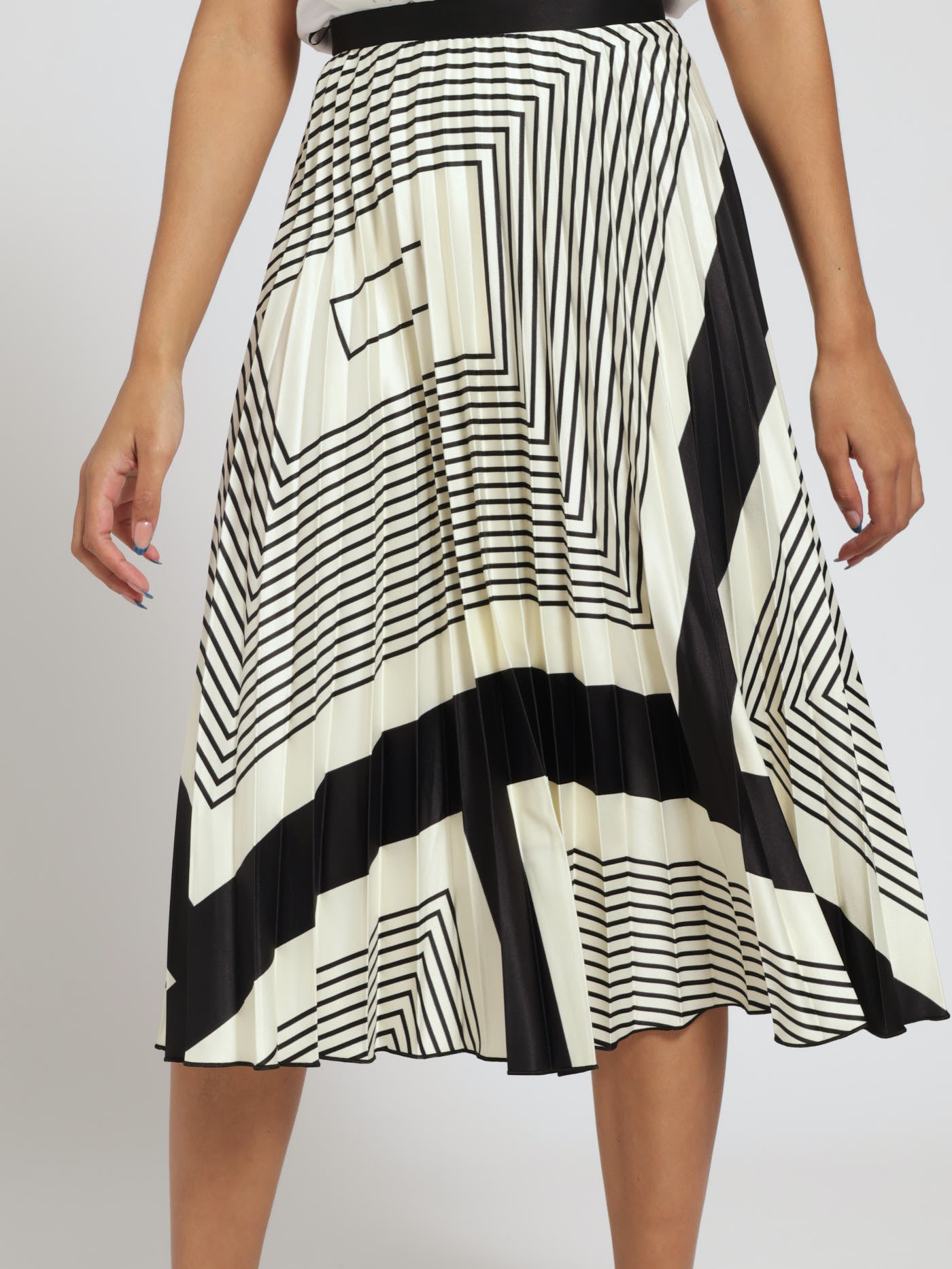 Pleated Skirt Black Cream LEGiT