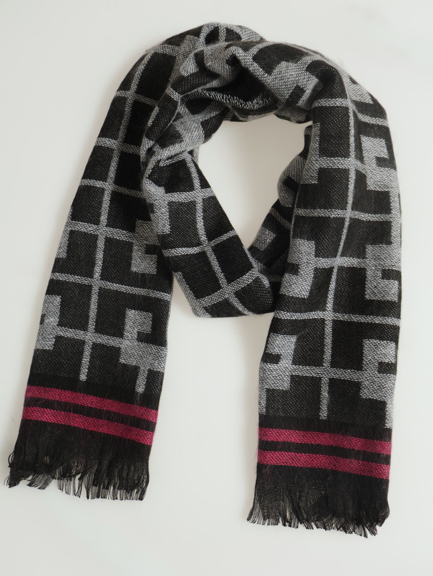 Monogram Scarf Black/White – LEGiT