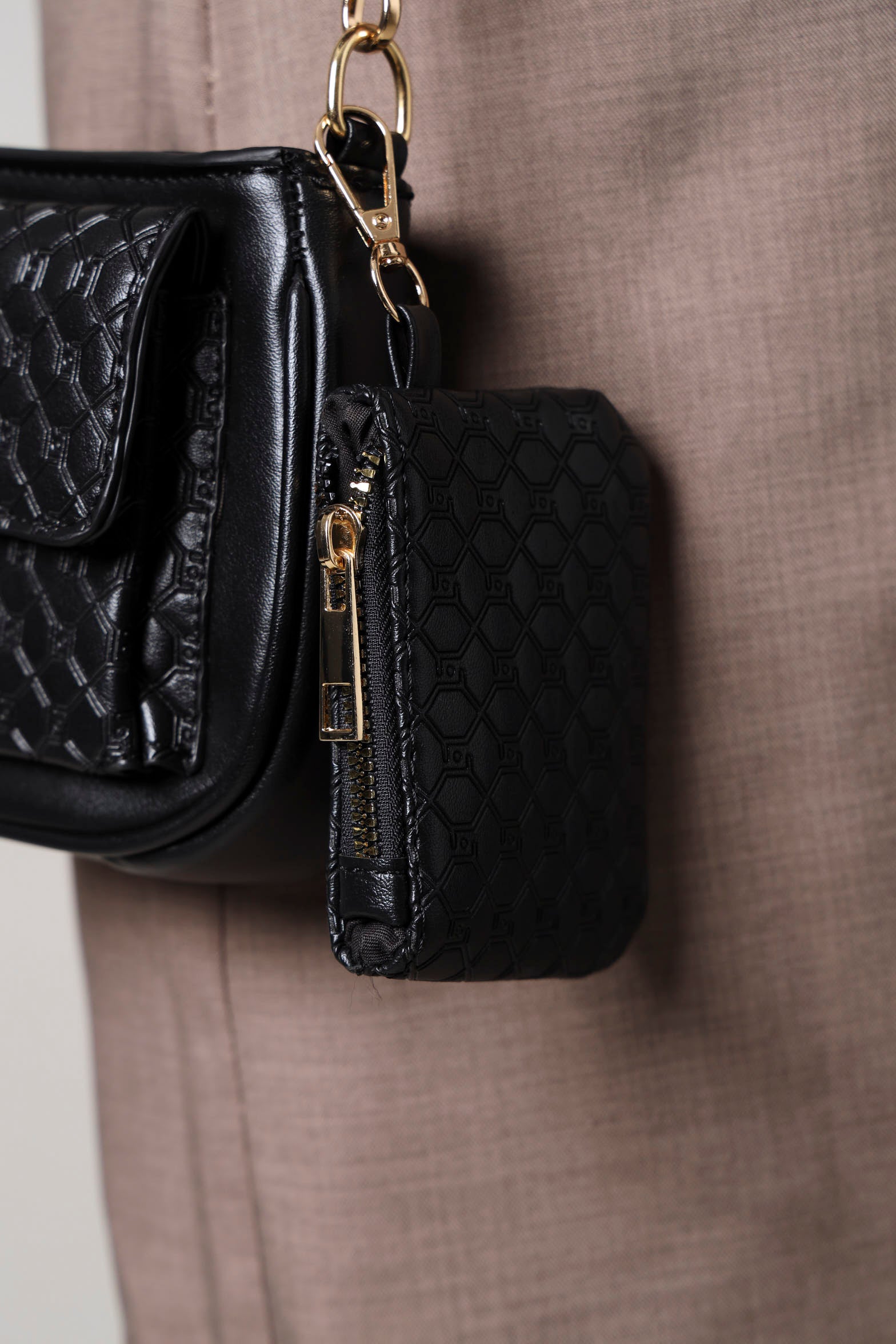 LOHEN  ローヘン　pocket bag  BLACK Buy The Parker Phone Crossbody Bag - Black Online - Louenhide